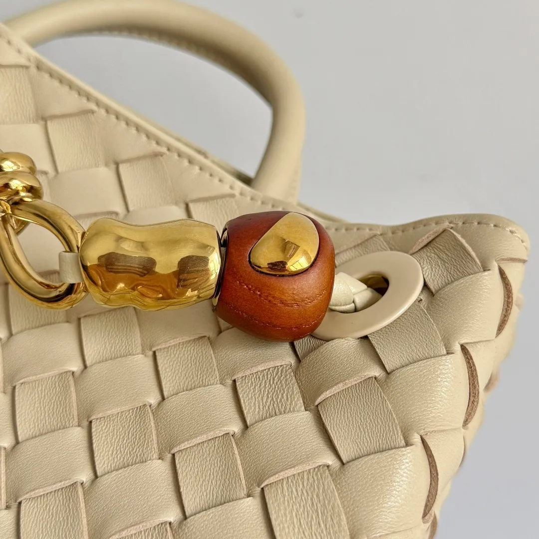 The new Andiamo batch of 3060 BV is shipped‼ ️The classic intercciato weaving process is used to create a soft bag, the metal knot is made of micro-cast aluminum using jewelry technology🪢, and the decorative beads are made of metal and hand-polished oak, allowing you to jump repeatedly between elegance and fun💃, making it unpredictable. Classic and versatile, it shows off your temperament, and the bag has a large capacity, making it very convenient for daily commuting! It has a variety of carrying methods, the shoulder straps can be adjusted by yourself, the original lambskin feels soft and delicate, and the unisex style breaks gender boundaries and brings a more practical and long-lasting use experience. The Andiamo, which has both elegant and casual styles, perfectly interprets the "fashionable old money style". Style number: 743568+wood hardware Color: cream yellow Size: 25*22*10.5cm